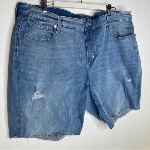 New Universal Thread mid Rise Bermuda Stretch 24WR - Picture 9 of 9